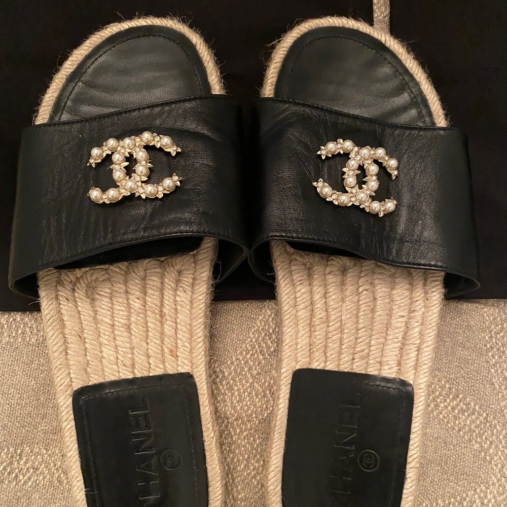 Chanel 18A Lambskin CC Pearl Slide Sandal sz 38
